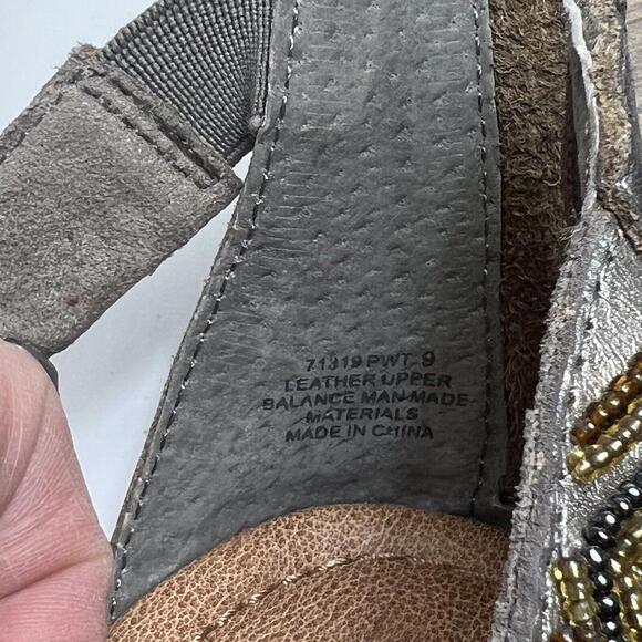 Minnetonka Sandals Womans 9 Beaded Flats Leather Brown Ankle Thong Bohemian - Picture 9 of 9